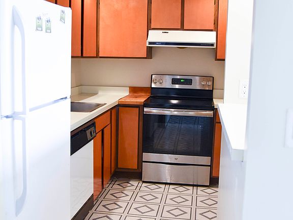 2nd image of 609A Geneva Dr #20