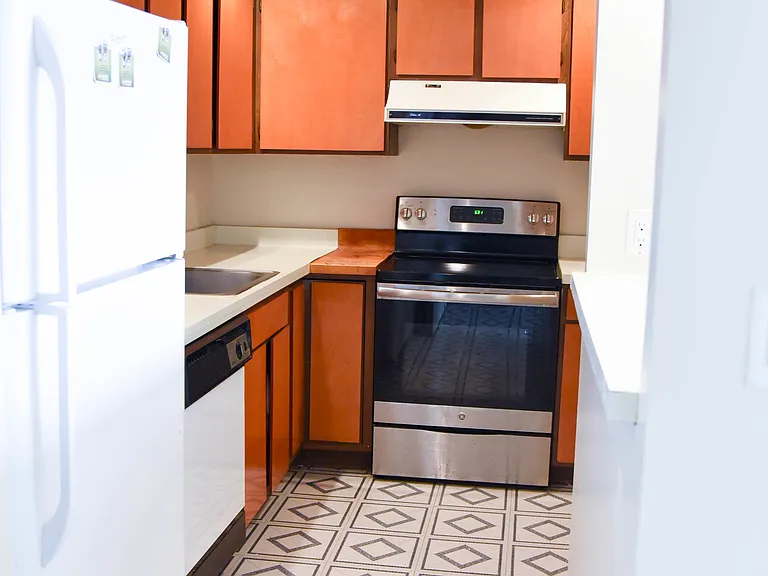 609A Geneva Dr #20 — Photo 2