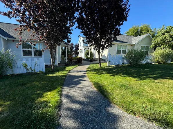 1207 14th St, Anacortes, WA 98221