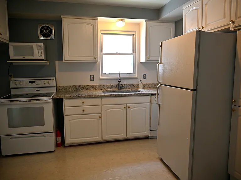 1409 Catalpa Dr #1 — Photo 5