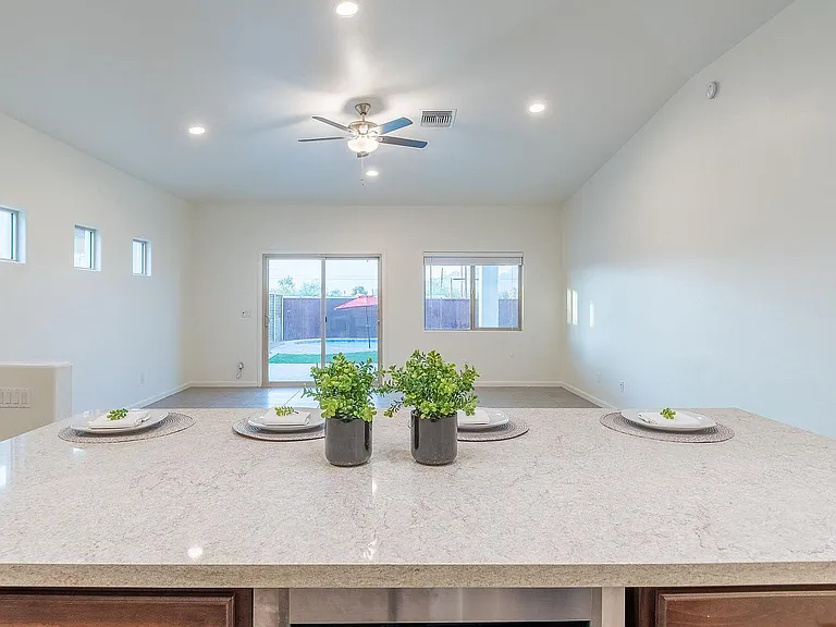 807 E Glenn St — Photo 14