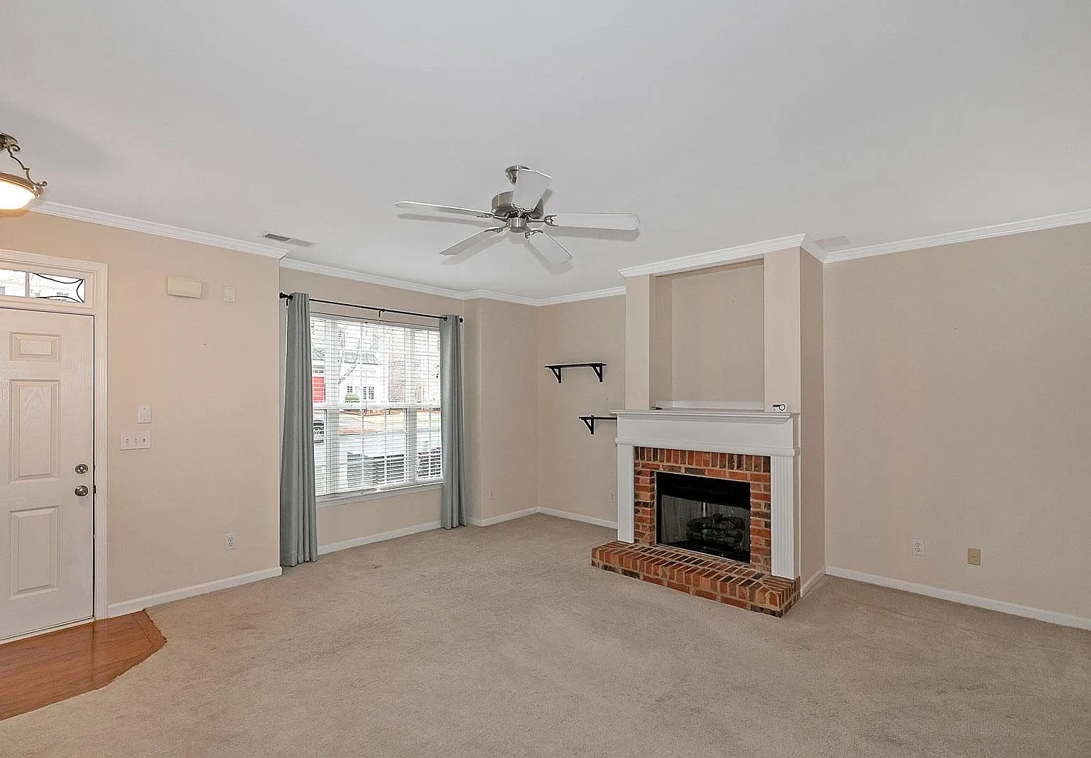 2 bed, 2.5 bath, 1394 sqft, $2,000 — Photo 4