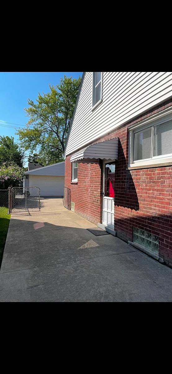 Building Photo - 3158 Raymond Ave