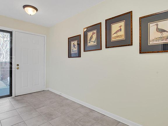 4th image of 19W249 Ginger Brook Dr N