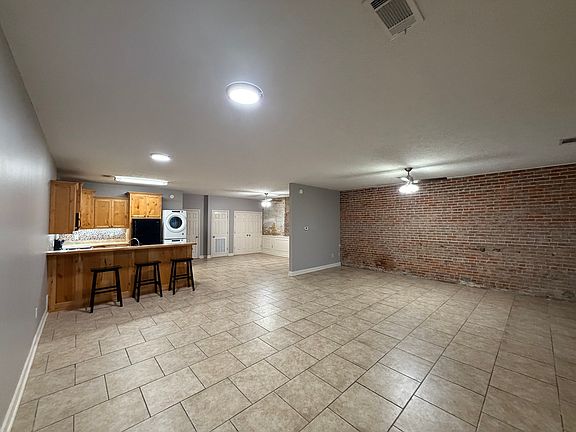 4th image of 118 W Center St