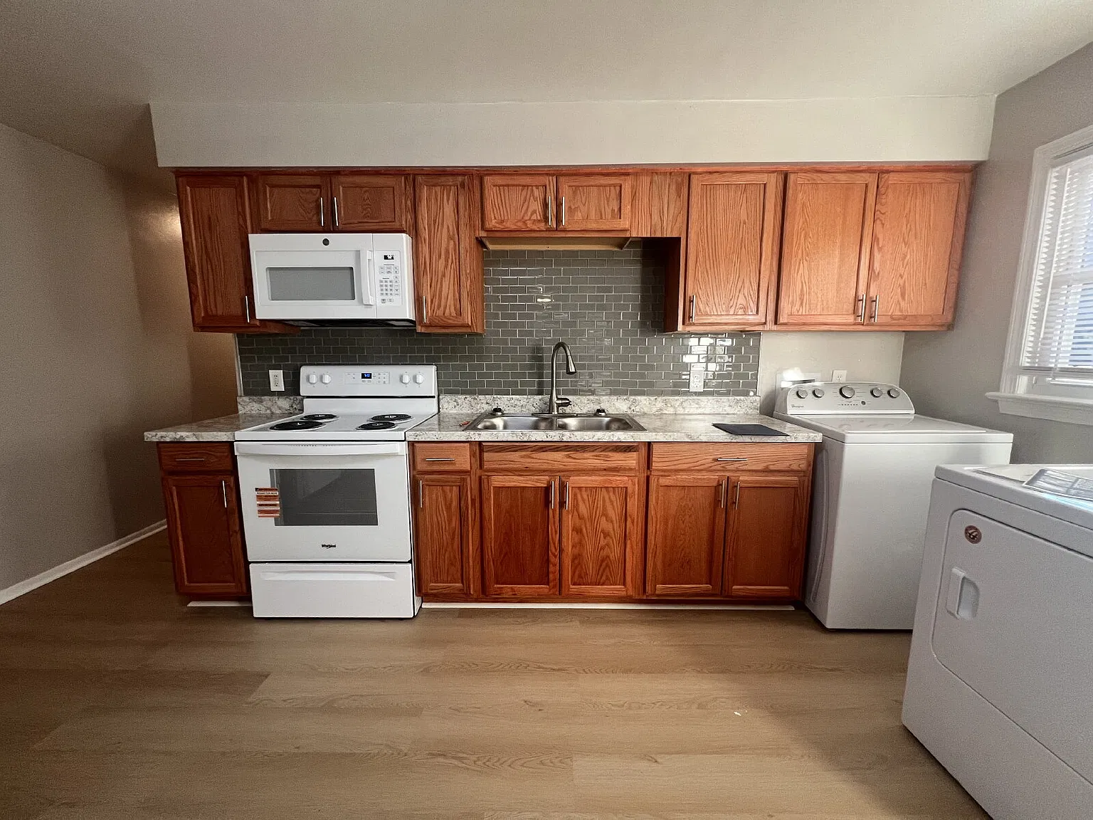 2 bed, 1.0 bath, 880 sqft, $1,200 — Photo 2