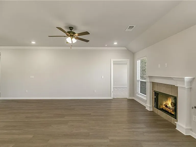 460 Willow Dr — Photo 2