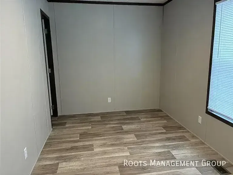 700 E 6th St #8 — Photo 2