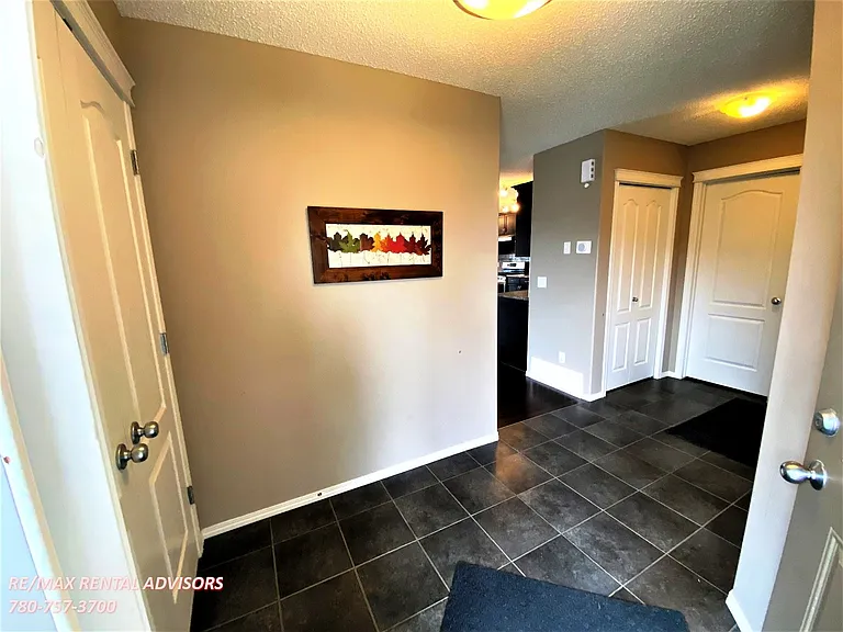 2531 Cole Cres SW — Photo 6