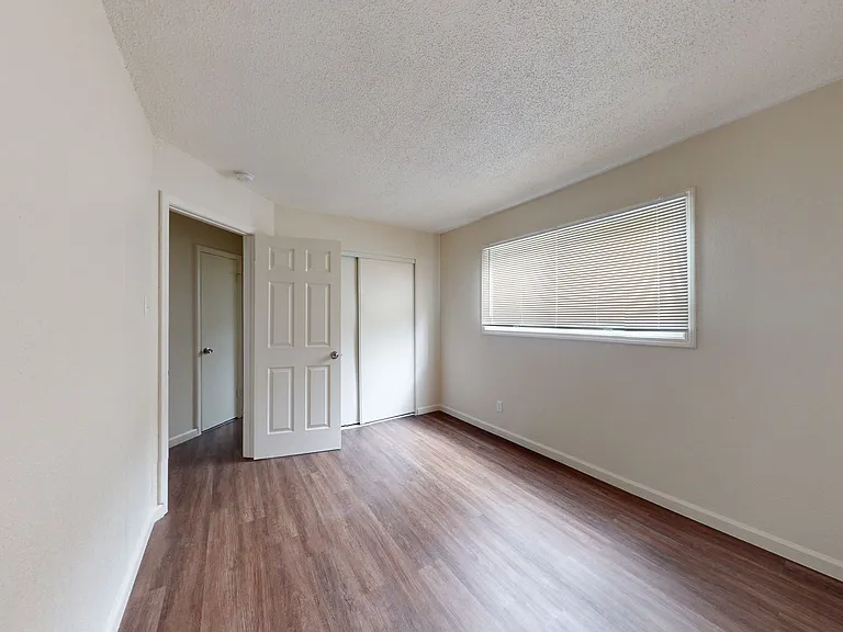 2515 10th ave — Photo 22