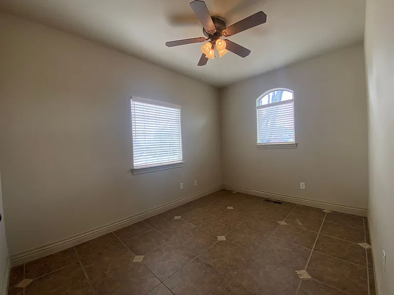 3605 N Narcissus Ave — Photo 32