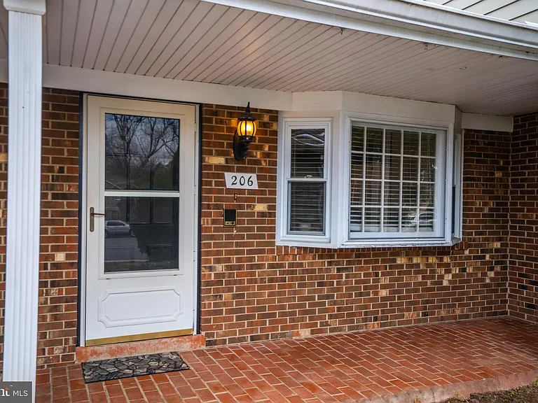 206 Summers Ct — Photo 2