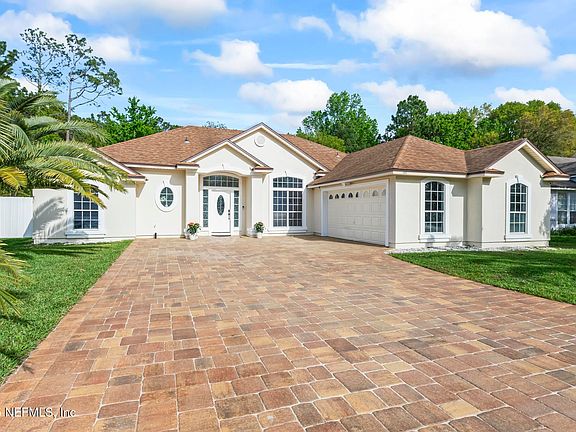 3rd image of 1855 WILLESDON Drive E