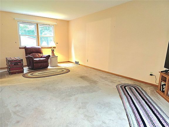 5th image of 955 Eastwood Rd