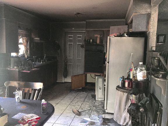 Sizable kitchen/dining