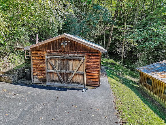 4th image of 142 Hippy Hollow Rd