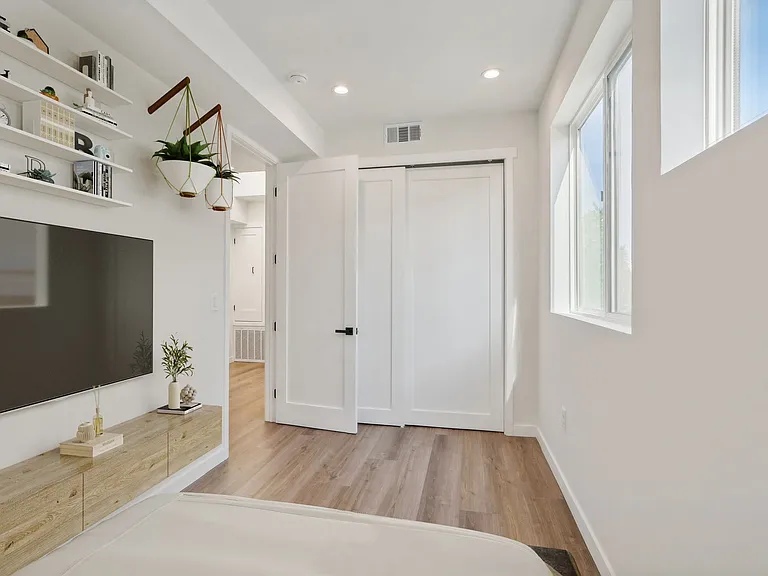 10717 Addison St — Photo 26