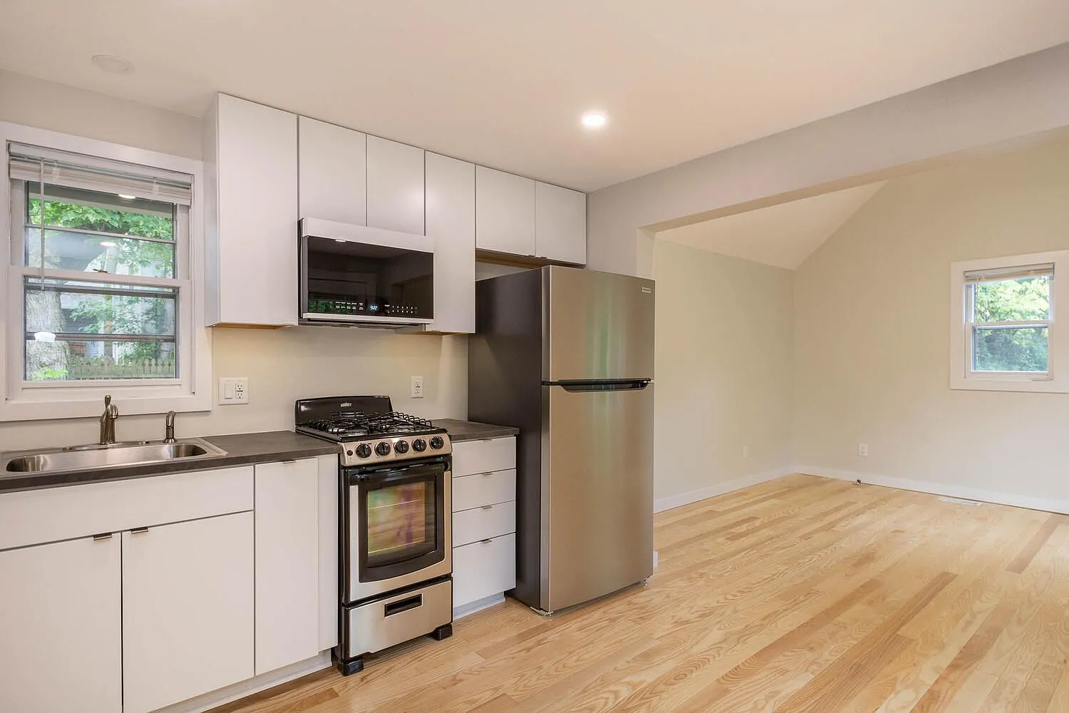 208 S Rogers St — Photo 4