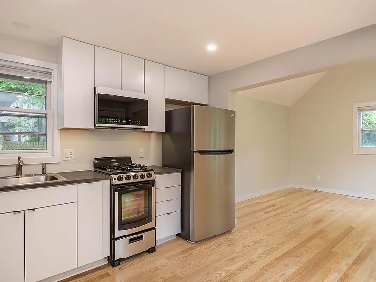 208 S Rogers St — Photo 4