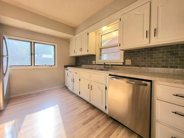 3232 S Roanoke Ave — Photo 6