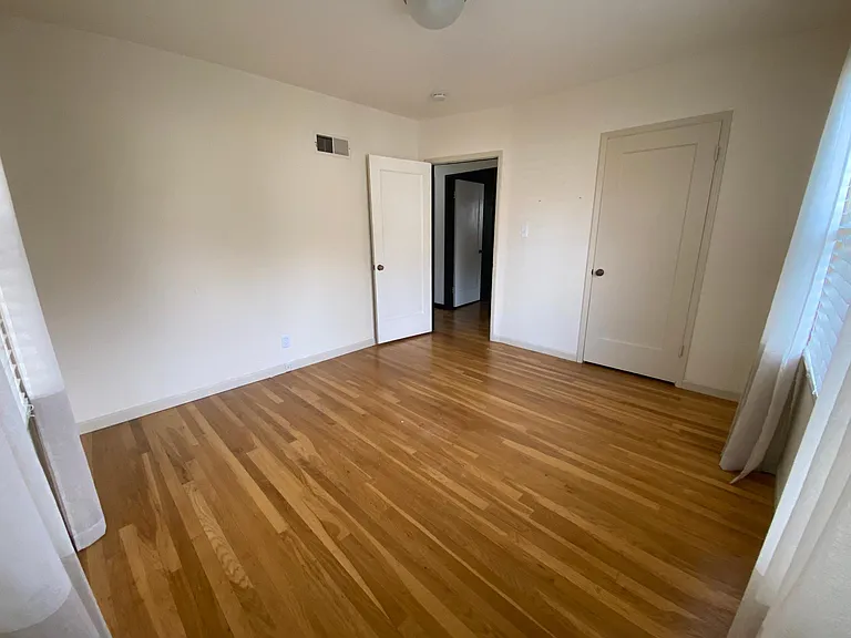 223 E University Ave — Photo 26