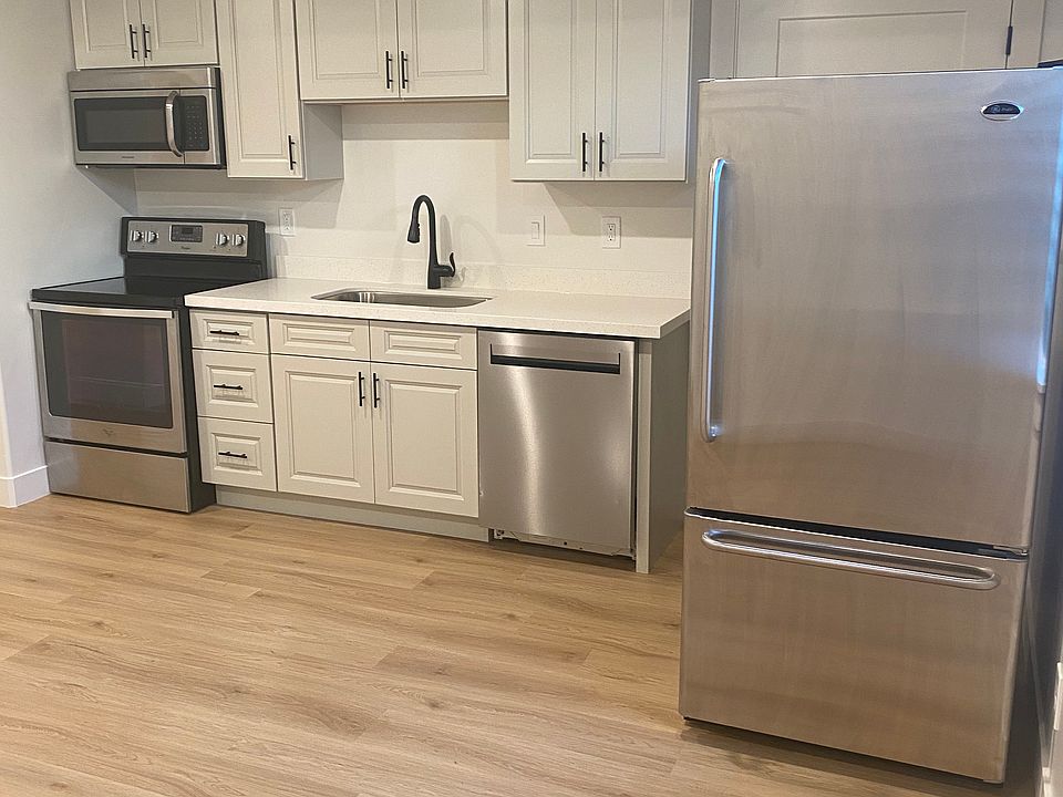 Kitchen: microwave, oven, dishwasher and refrigerator/freezer.