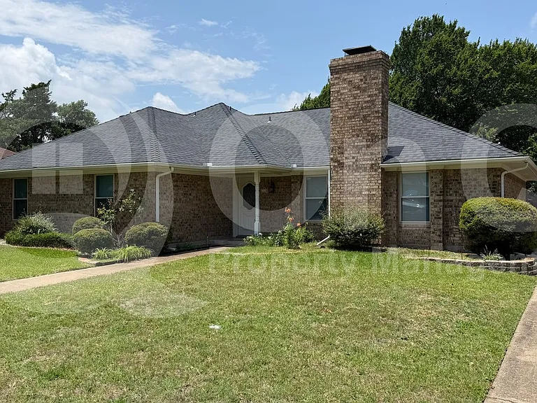 1114 Valerie Dr — Photo 2