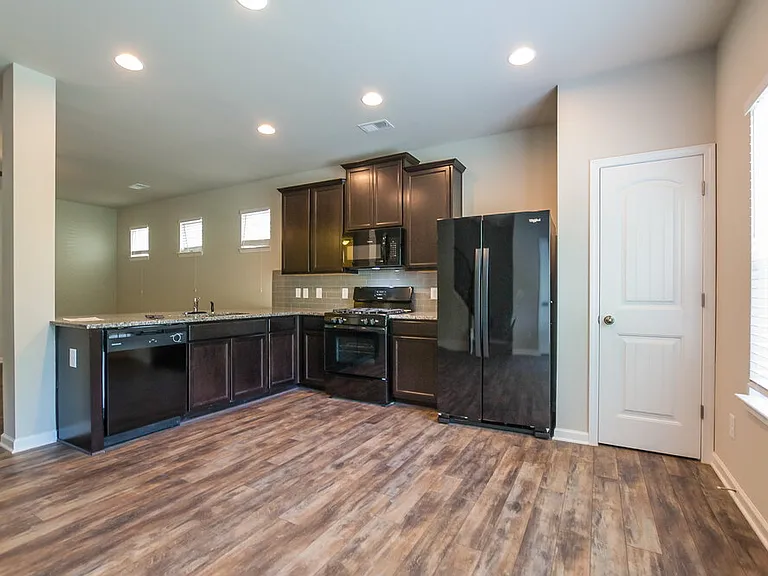 357 E Broad St — Photo 6