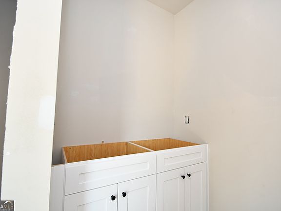 4th image of 215 Timsbury