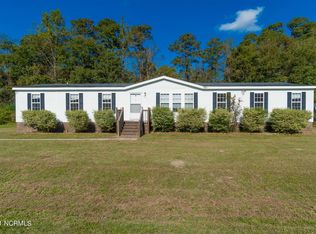 404 Wigwam Ln, Chinquapin, NC 28521