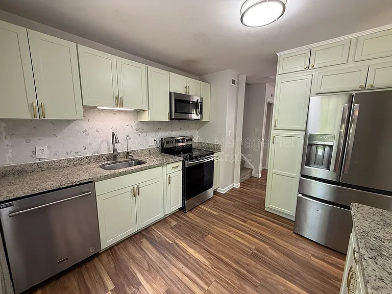 10910 Chesterwood Dr — Photo 9