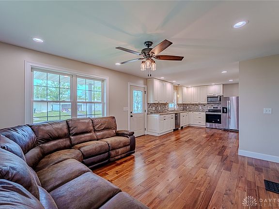 5th image of 332 Galewood Dr