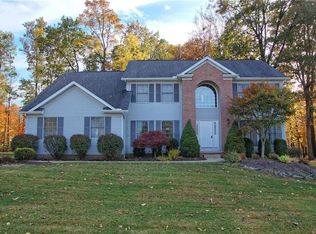 1028 Woodlawn Dr, Macedonia, OH 44056