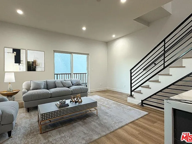 5340 1/2 Denny Ave — Photo 2
