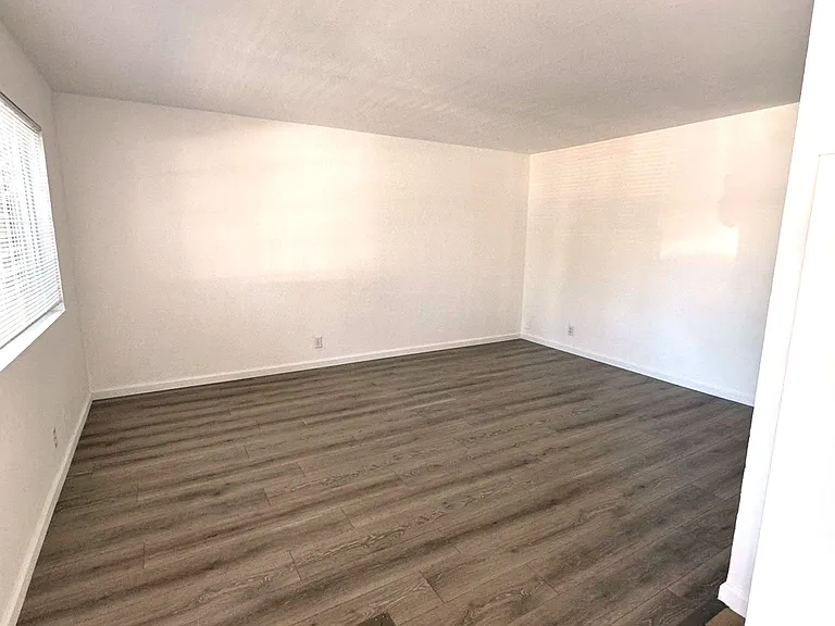 302 Dumont Ave — Photo 6
