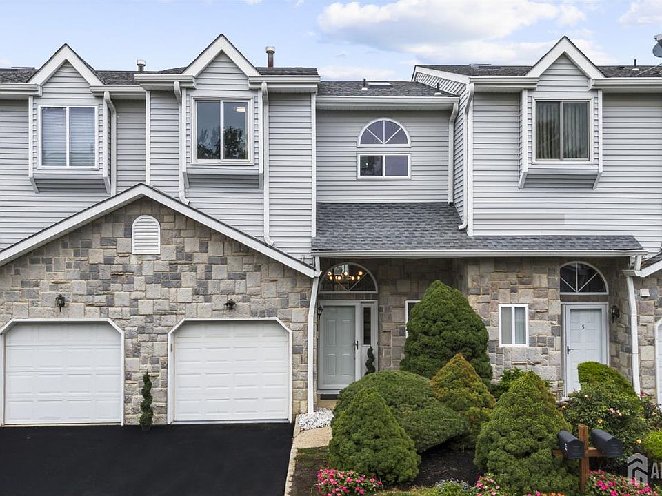 1st image of 4 Lee Lee Ln