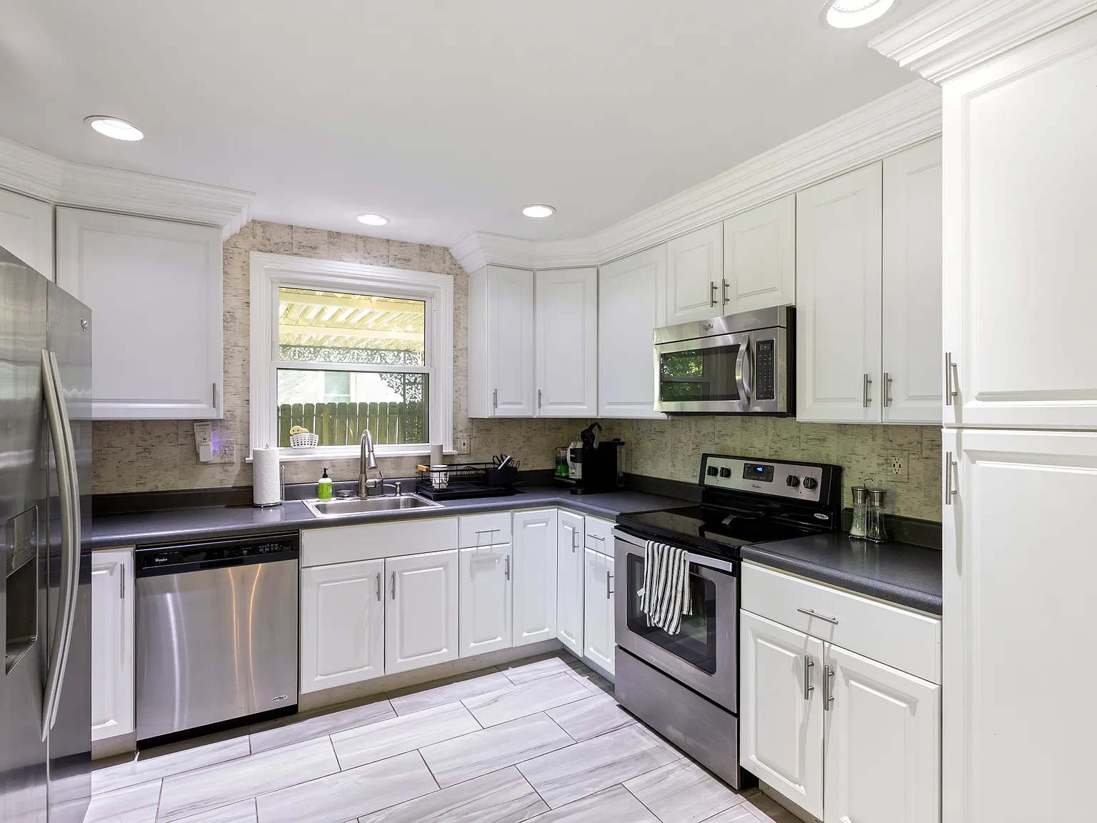 3 bed, 975 sqft, $2,550 — Photo 3
