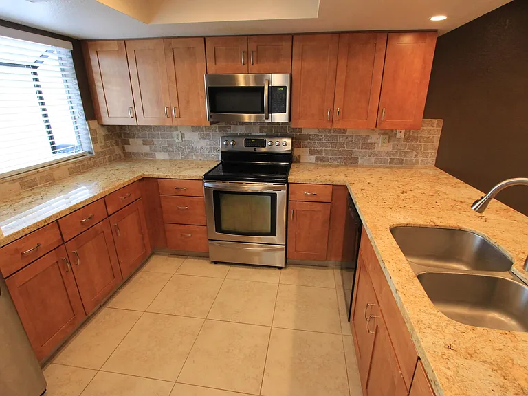14500 Las Palmas Dr — Photo 2