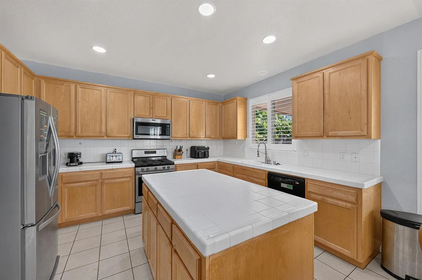 4 bed, 2641 sqft, $3,300 — Photo 3