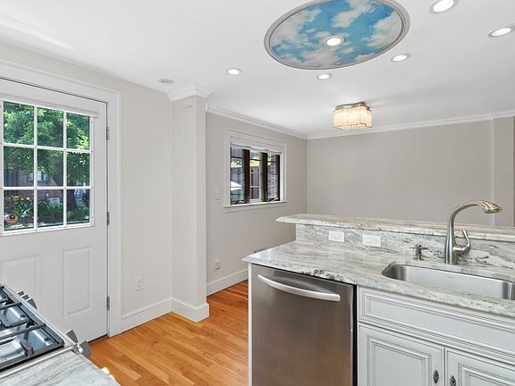 4th image of 958 Belmont St #958