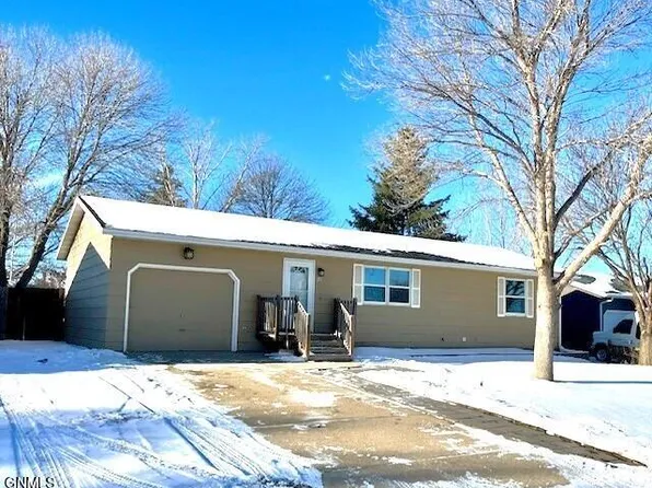 27 Custer Dr, Bismarck, ND 58504