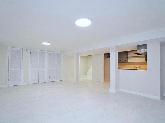 2nd image of 17 Clarence Pl #Basement