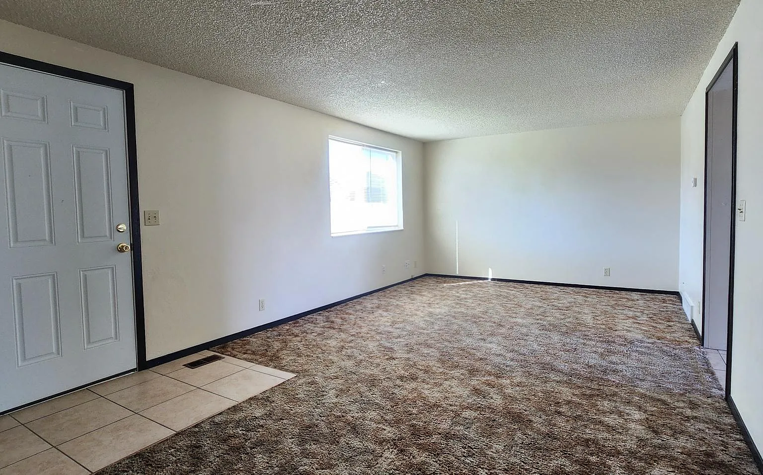 3 bed, 1.5 bath, 1200 sqft, $900 — Photo 4
