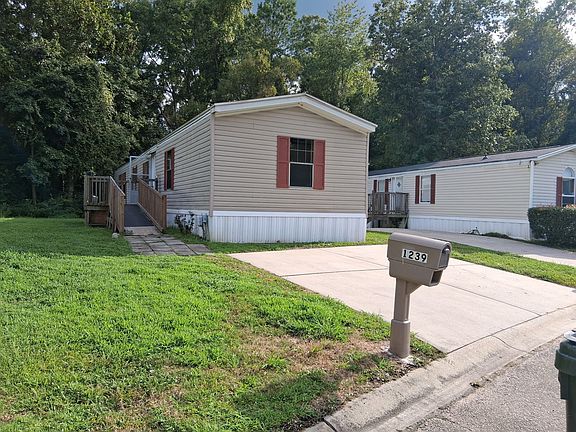 3rd image of 1239 Stoneybrook Dr