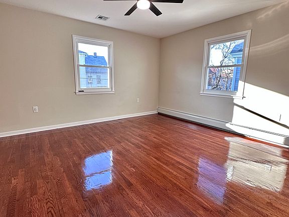4th image of 252 N 6th St Floor 1