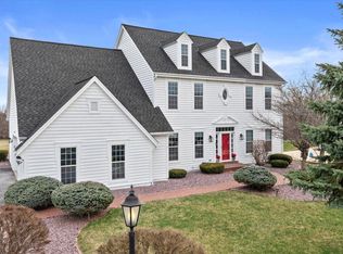 W162N4914 Graysland Dr, Menomonee Falls, WI 53051