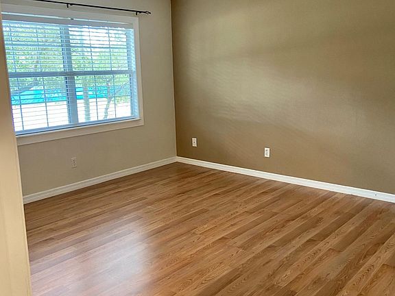 3rd image of 600 62nd Ave NE