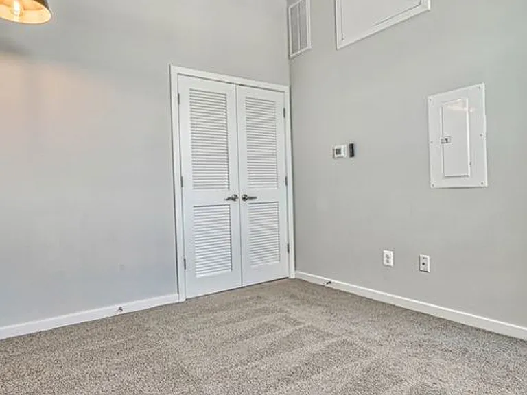 923 S East Ave — Photo 4