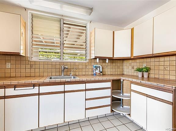 4th image of 341 Kihapai St APT D