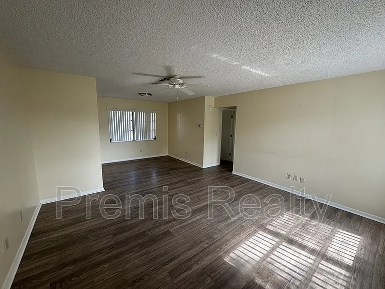 144 Stafford Cir — Photo 9